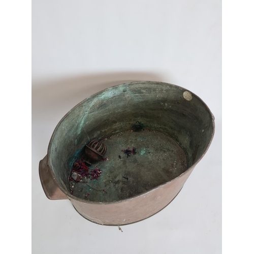 97 - A 19th century copper oval twin handled coal bucket - approx. 44cm wide excluding handles and 32cm d... 