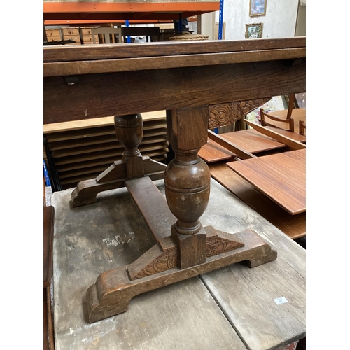 447 - A 1930s oak draw leaf dining table