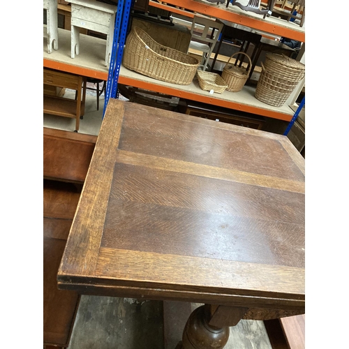 447 - A 1930s oak draw leaf dining table