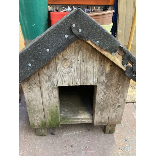 1241 - A wooden dog kennel with felted roof approx, 27