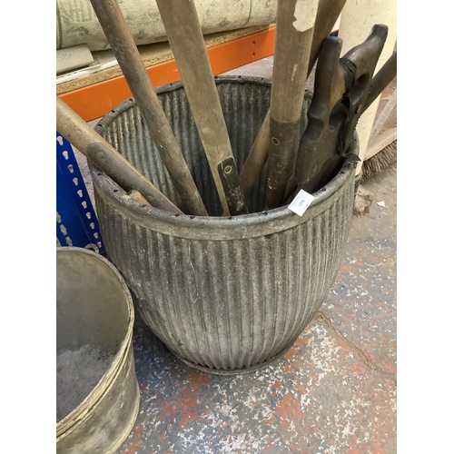 1246 - A mixed lot to include vintage galvanised dolly tub, dustbin, two buckets, garden fork, spade, rake ... 