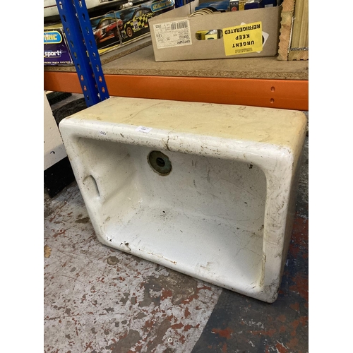 1247 - A vintage Belfast sink measuring approx. 24