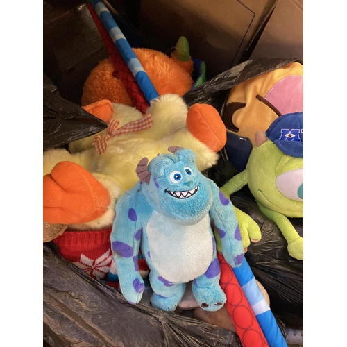 1267 - A mixed lot of shop returns to include inflatable chair and a large quantity of soft toys to include... 