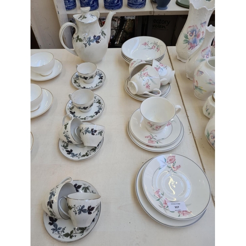 227 - Assorted ceramics to include twelve Royal Doulton Symmetry Gold tea cups and saucers, eleven pieces ... 