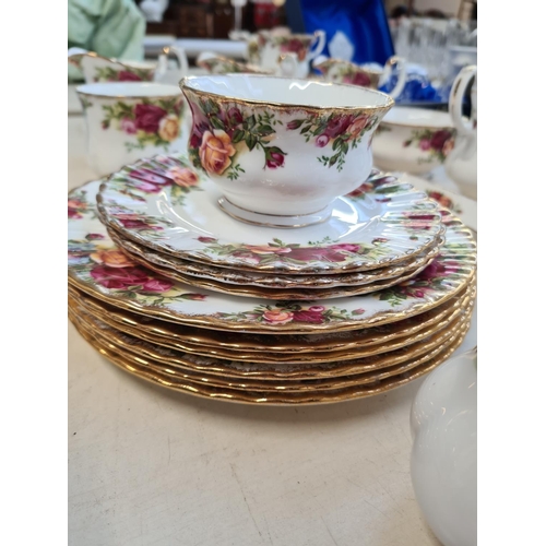 239 - 32 pieces of Royal Albert Old Country Roses china