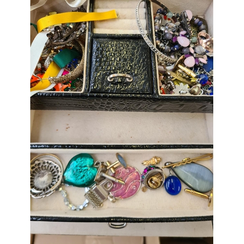 250 - A jewellery box containing assorted costume jewellery