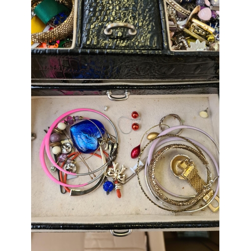 250 - A jewellery box containing assorted costume jewellery