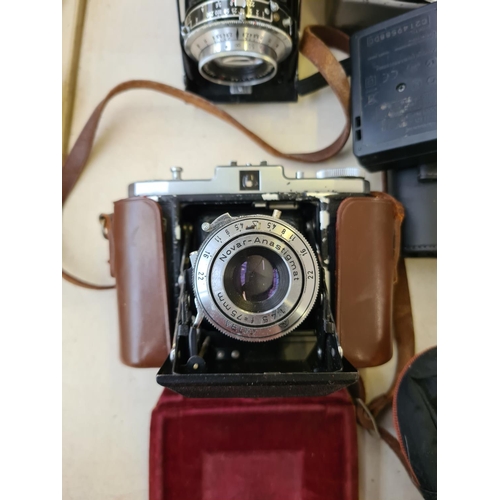 251 - A collection of various camera equipment and accessories to include a vintage Nettar film camera wit... 