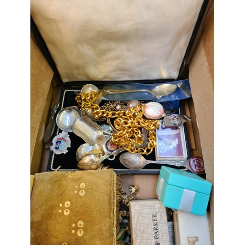 261 - A box containing mixed items to include costume jewellery, boxed Parker pen, novelty chaise lounge j... 