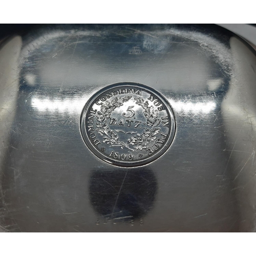 7 - A continental 800 grade silver dish with inset Swiss 5 Batz coin dated 1809 - approx. 151 grams