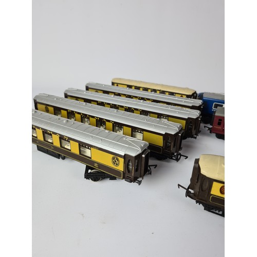 142 - A box containing ten various OO gauge carriages to include Tri-ang Royal Mail, Tri-ang Pullman etc.