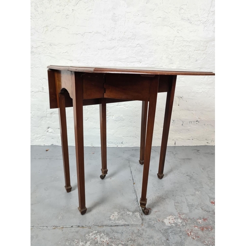 381 - An Edwardian mahogany drop leaf gate leg occasional table on tapering supports