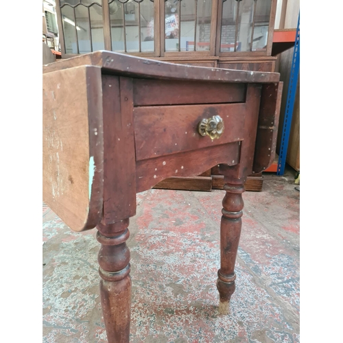 420 - A Victorian oak drop leaf farmhouse dining table