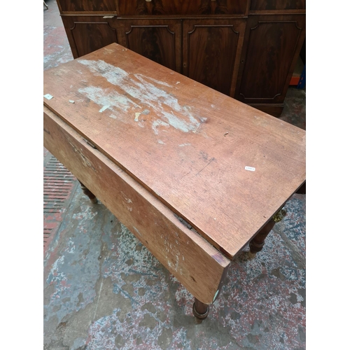 420 - A Victorian oak drop leaf farmhouse dining table