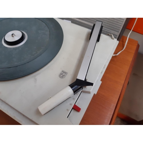 1048 - A 1960s Philips AG4257 All Transistor, battery operated portable record player with detachable speak... 