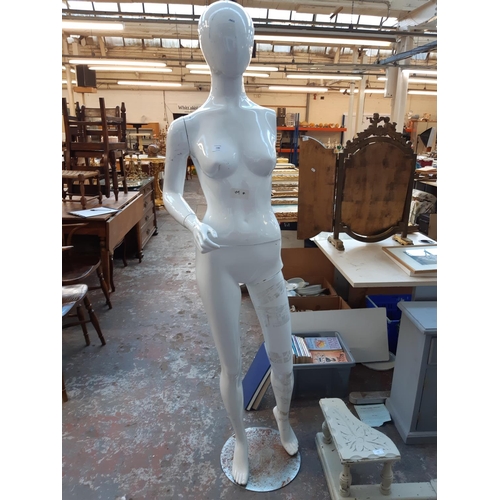 1380 - A white female shop mannequin