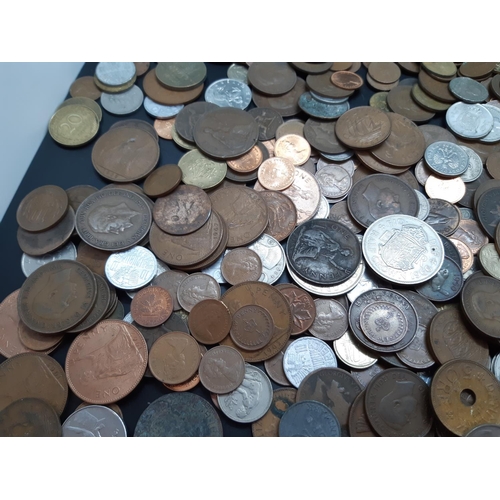 23 - A large quantity of various UK and worldwide coins