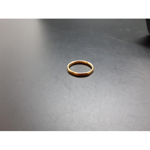 93 - A hallmarked 22ct gold wedding band - approx. 2.37 gram and size K½