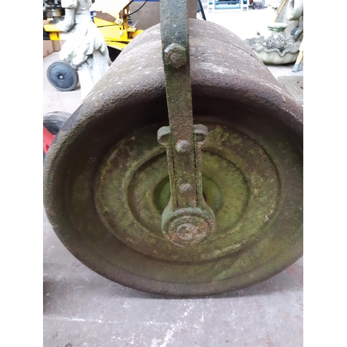 1296 - A Victorian Crown heavy cast iron garden roller