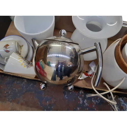 1390 - A mixed lot to include small glass fish tank with accessories, turquoise glass bowl, stainless steel... 