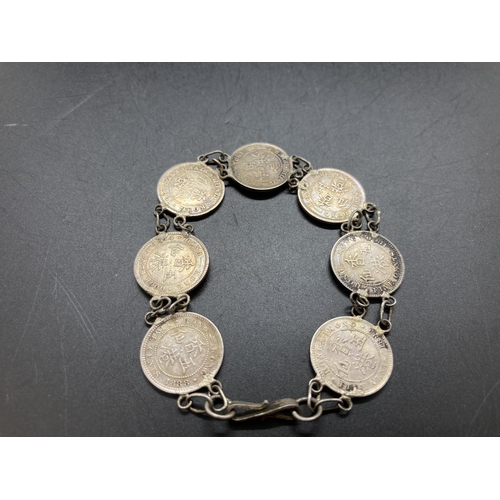 189 - A bracelet comprising 80% silver 1895, 1888, two 1900, two 1901 and 1899 Queen Victoria Hong Kong fi... 