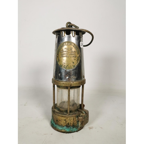 373 - A vintage The Protector Lamp & Lighting Co. Ltd of Eccles Type SL miners lamp - approx. 25cm high