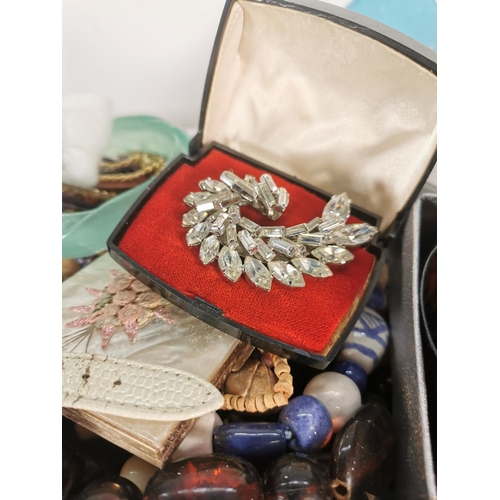 431 - A large collection of vintage and modern costume jewellery