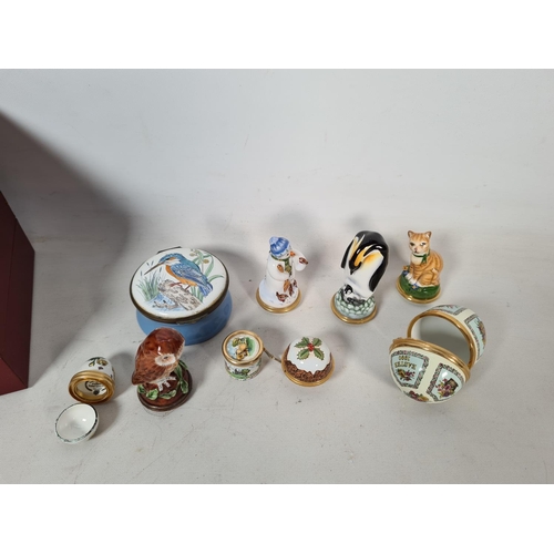 281 - A collection of Staffordshire Enamel Chelsea bonbonnieres and trinket boxes