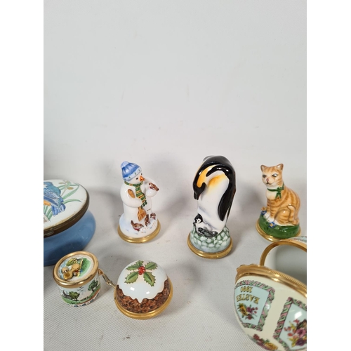 281 - A collection of Staffordshire Enamel Chelsea bonbonnieres and trinket boxes