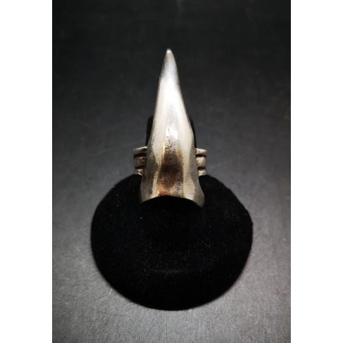 100 - A hallmarked 925 silver claw ring - approx. gross weight 8.81 grams
