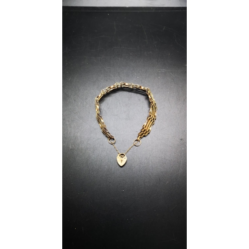 117 - A hallmarked 9ct gold four gate bracelet with heart shaped clasp - approx. gross weight 6.55 grams