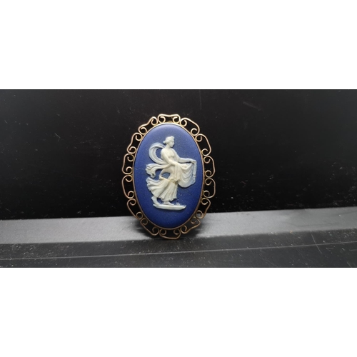 123 - A 19th century Wedgwood Jasperware cameo brooch in 9ct gold mount - approx. gross weight 11.72 grams... 