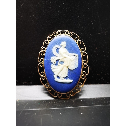 123 - A 19th century Wedgwood Jasperware cameo brooch in 9ct gold mount - approx. gross weight 11.72 grams... 