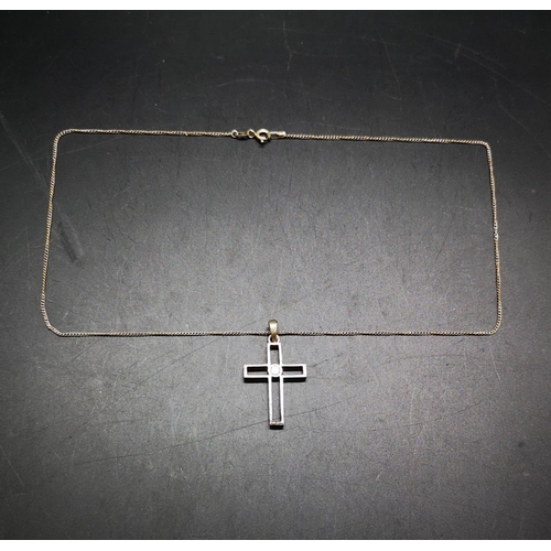138 - A 925 silver cross pendant necklace - approx. gross weight 4.3 grams