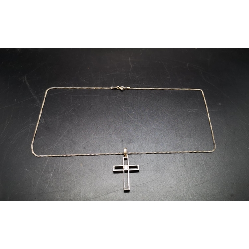 138 - A 925 silver cross pendant necklace - approx. gross weight 4.3 grams