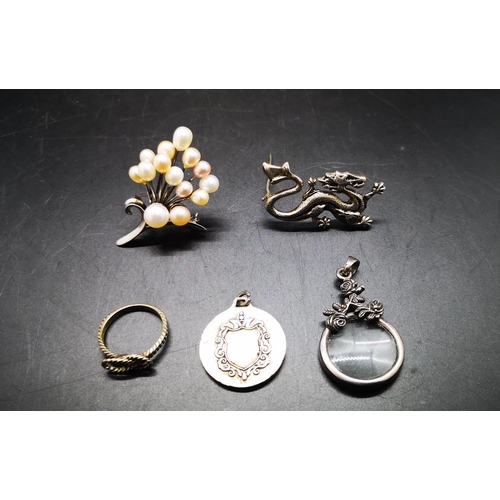 139 - Five various pieces of jewellery, one sterling silver dragon pin brooch, one 925 silver magnifying g... 