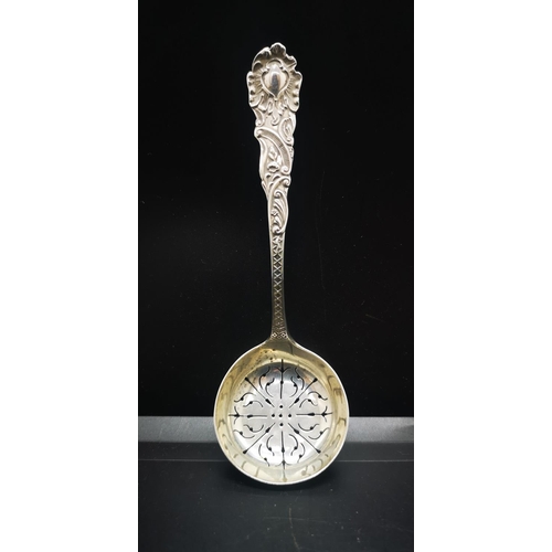 22 - A hallmarked London silver sugar sifting spoon with acanthus leaf design, dated 1928 - approx. gross... 