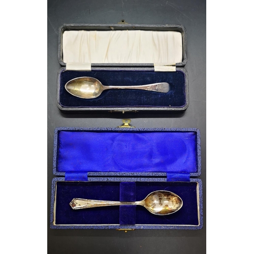 29 - Two hallmarked Sheffield silver teaspoons, one by John Round & Son Ltd, dated 1907 - approx. gross w... 