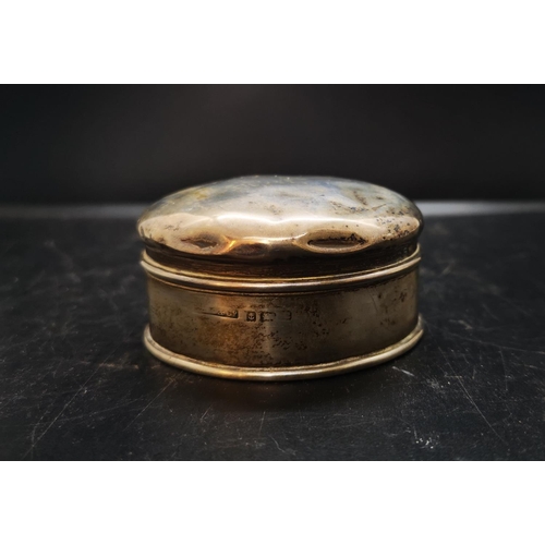 38 - A hallmarked Birmingham silver snuff box, dated 1902 - approx. gross weight 52 grams