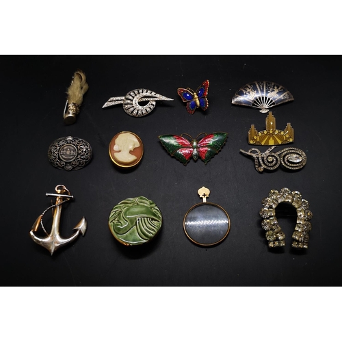 84 - A collection of vintage pin brooches to include one Siam Sterling silver, one cameo with gold colour... 