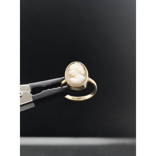 87 - A 9ct gold cameo ring - size P, approx. 2.6 grams