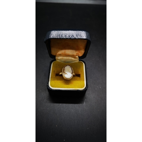 87 - A 9ct gold cameo ring - size P, approx. 2.6 grams