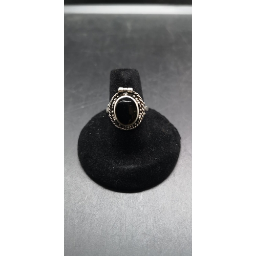 99 - A vintage white metal Whitby jet ring, size P - approx. 7.13 grams