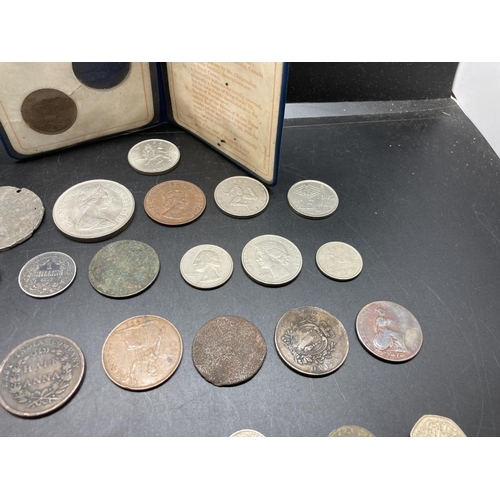 208 - A collection of mixed coins to include 92.5% silver South African 1 shilling and 2 shilling, 90% sil... 