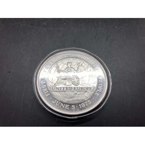 215 - A cased Pobjoy Mint 1975 92.5% silver First Referendum coin - Limited edition of 5,000
