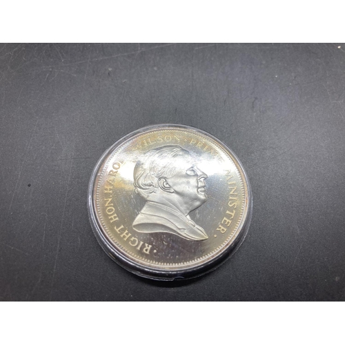 215 - A cased Pobjoy Mint 1975 92.5% silver First Referendum coin - Limited edition of 5,000