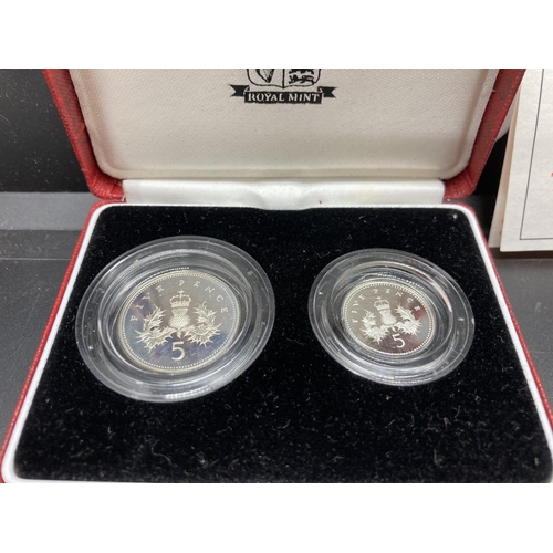 216 - A cased Royal Mint 1990 92.5% silver proof five pence two coin set - Limited to 35,000