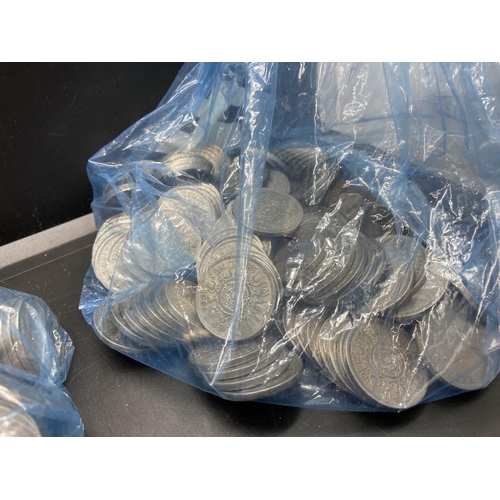 224 - A very large quantity of George VI and Elizabeth II two shilling coins, all post 1946