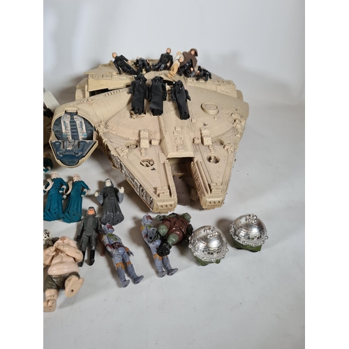 476 - A large collection of vintage Star Wars toys to include Kenner products Millennium Flacon, 1881 Kenn... 