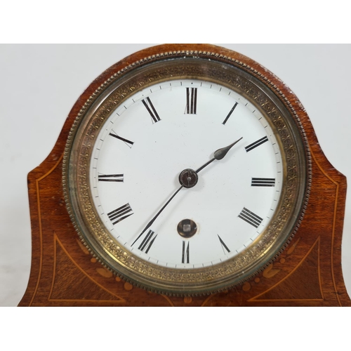 195 - An Edwardian inlaid mahogany mantel clock with white enamel face, Roman numerals, brass bezel and br... 